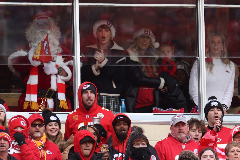 Taylor Swift, Christmas Chiefs Game, Brittany Mahomes