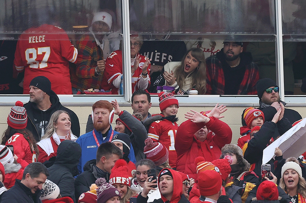 Taylor Swift, Travis Kelce, Kansas City Chiefs Game, New Years Eve, 2023