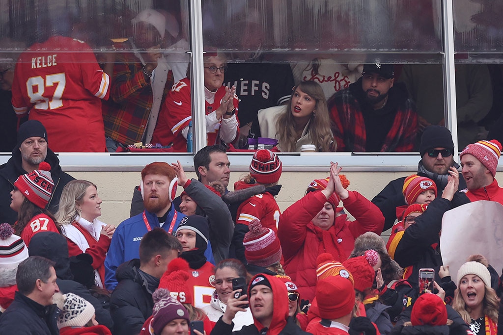 Taylor Swift, Travis Kelce, Kansas City Chiefs Game, New Years Eve, 2023