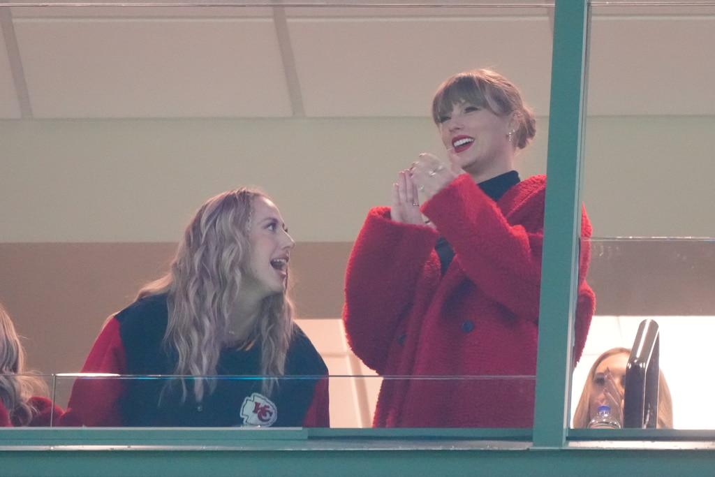 หลักฐานที่ Taylor Swift เป็นสมาชิกของทีม Travis Kelce กับเพื่อนของเขา