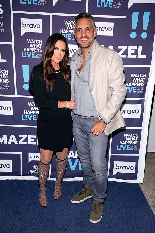 Mauricio Umansky พบว่ามีการจูบผู้หญิงคนใหม่ท่ามกลางการแยกทางของ Kyle Richards