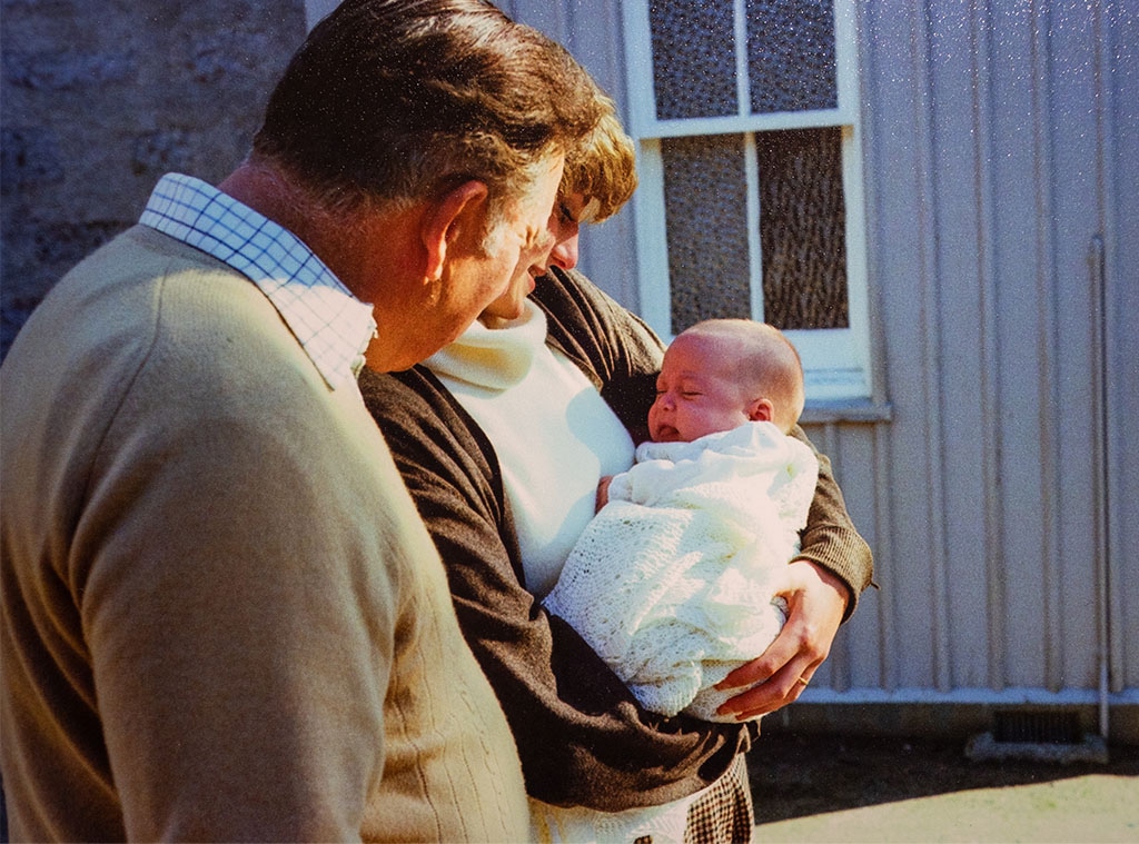 Prințesa Diana ce-l ține în brațe Prințul William, în vârstă de doar trei luni (sursă foto: eonline.com)