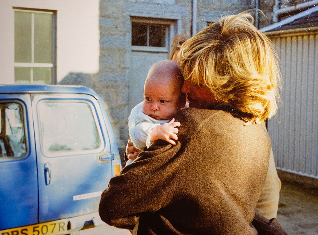 Prințesa Diana ce-l ține în brațe Prințul William, în vârstă de doar trei luni (sursă foto: eonline.com)