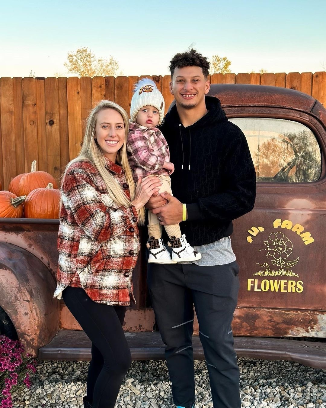 Brittany Mahomes แบ่งปัน “ภาพที่ดีที่สุด” ของสามี Patrick และ Son Bronze