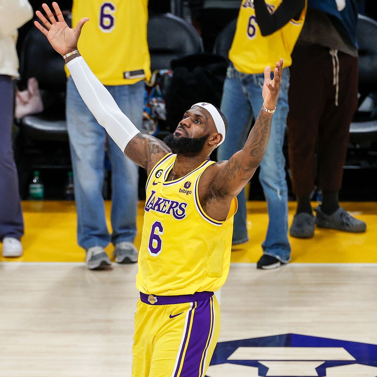 <div>Steph Curry, Rihanna & More React to LeBron James' NBA Milestone</div>