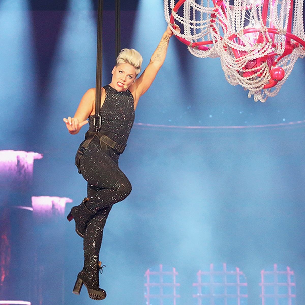 Pink, P!nk, aerial performance