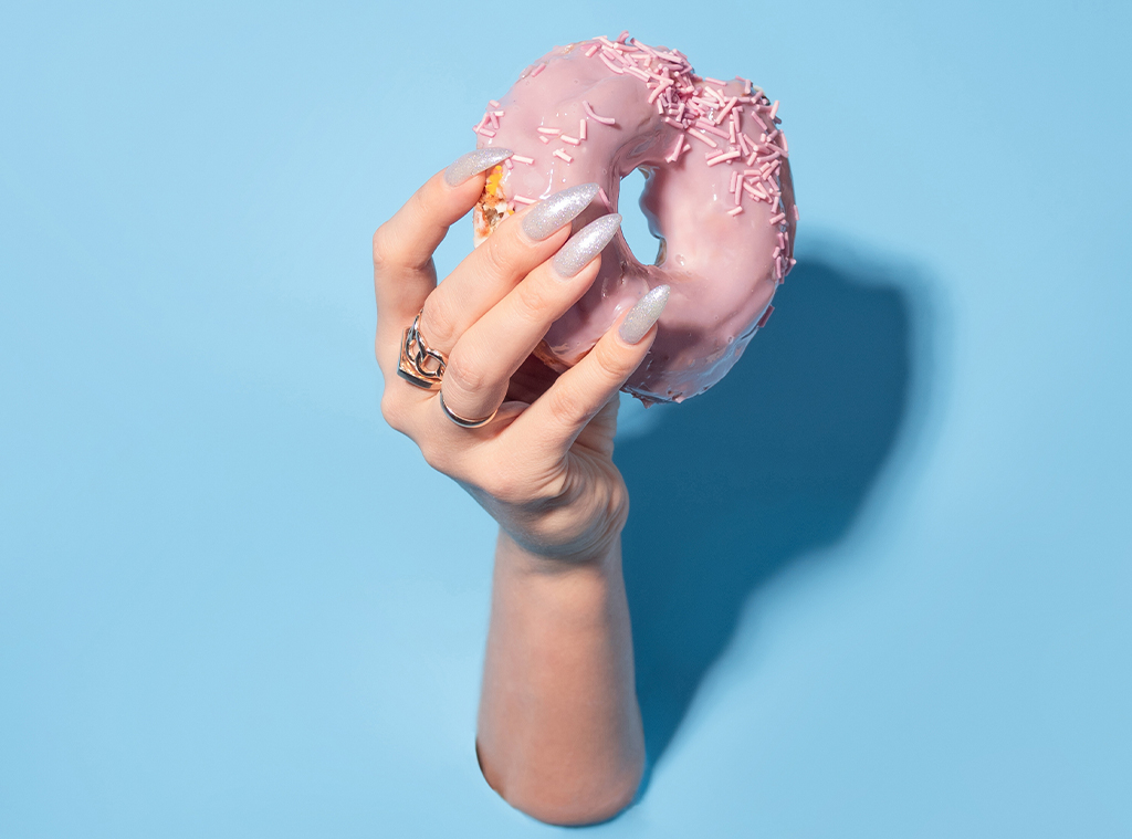 E-Comm: glazed donut nail trend