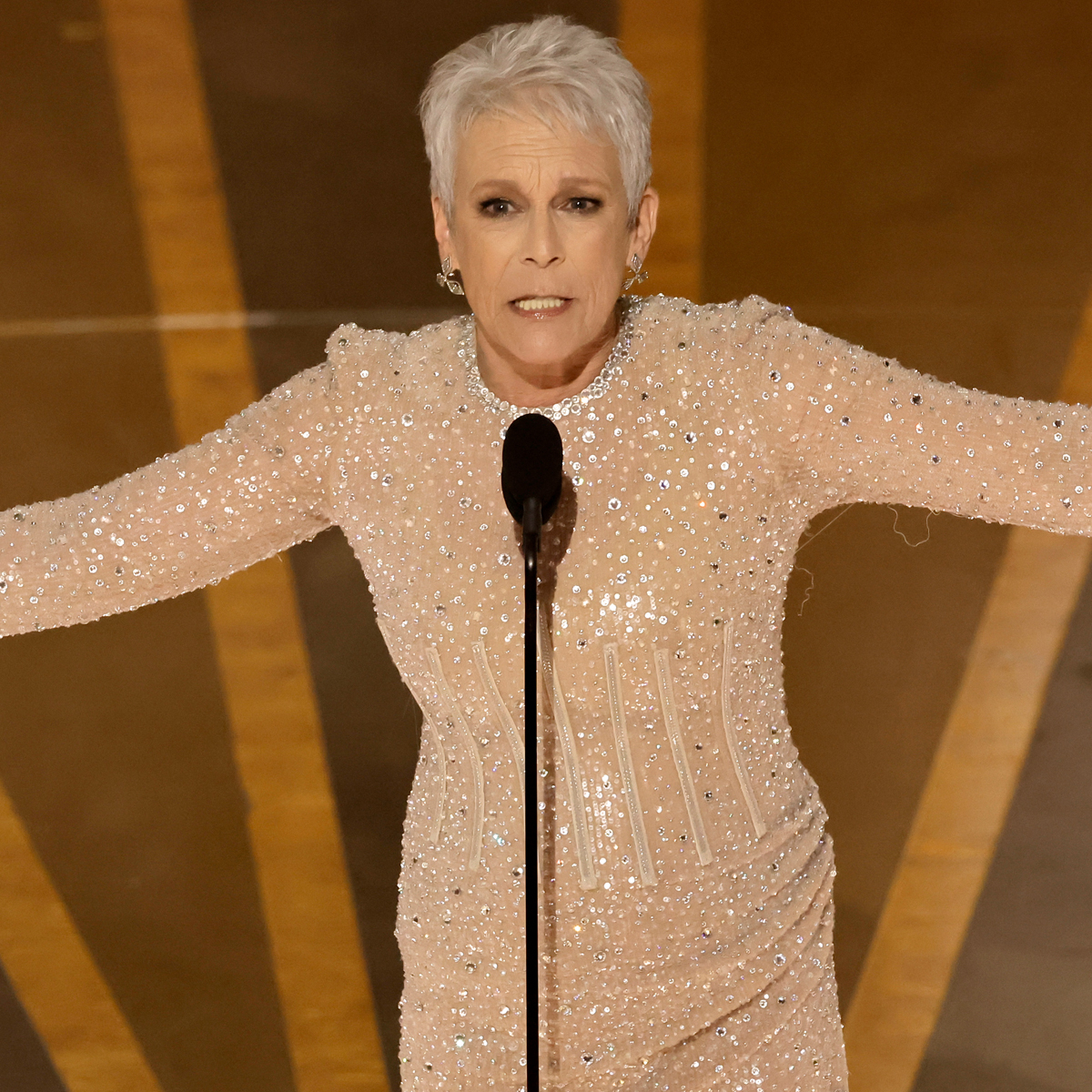 Jamie Lee Curtis Gives Her Flowers to Everyone, Everywhere for Oscars - E!  Online