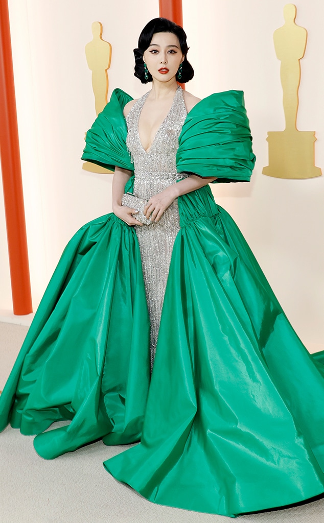 See Mindy Kaling's Head-Scratching Oscars 2023 Outfit Change See Mindy Kaling's Head-Scratching Oscars 2023 Outfit Change