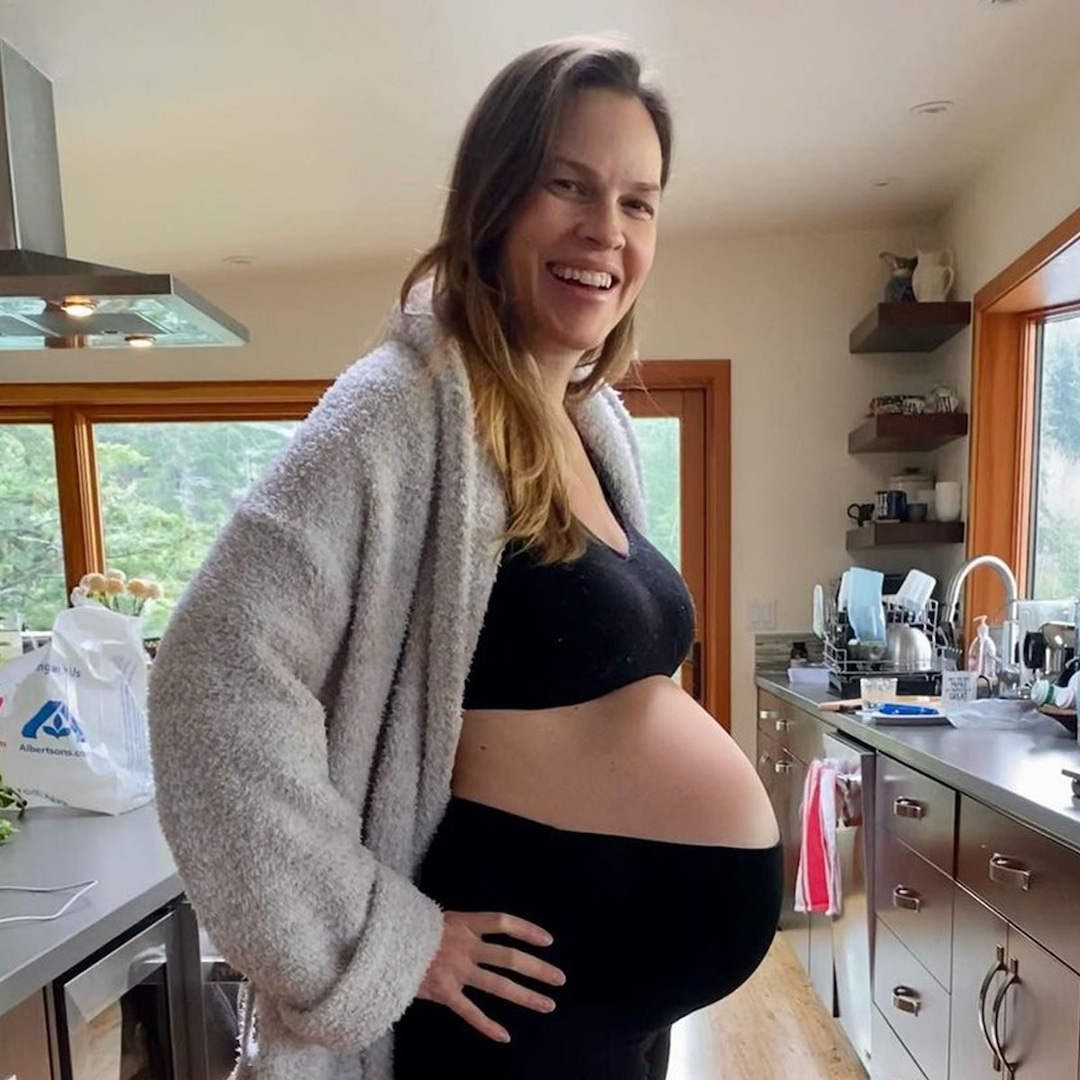 Хилари Суонк разказва подробности за „необикновеното“, но „изтощително“ майчинско пътешествие с 10-месечни близнаци