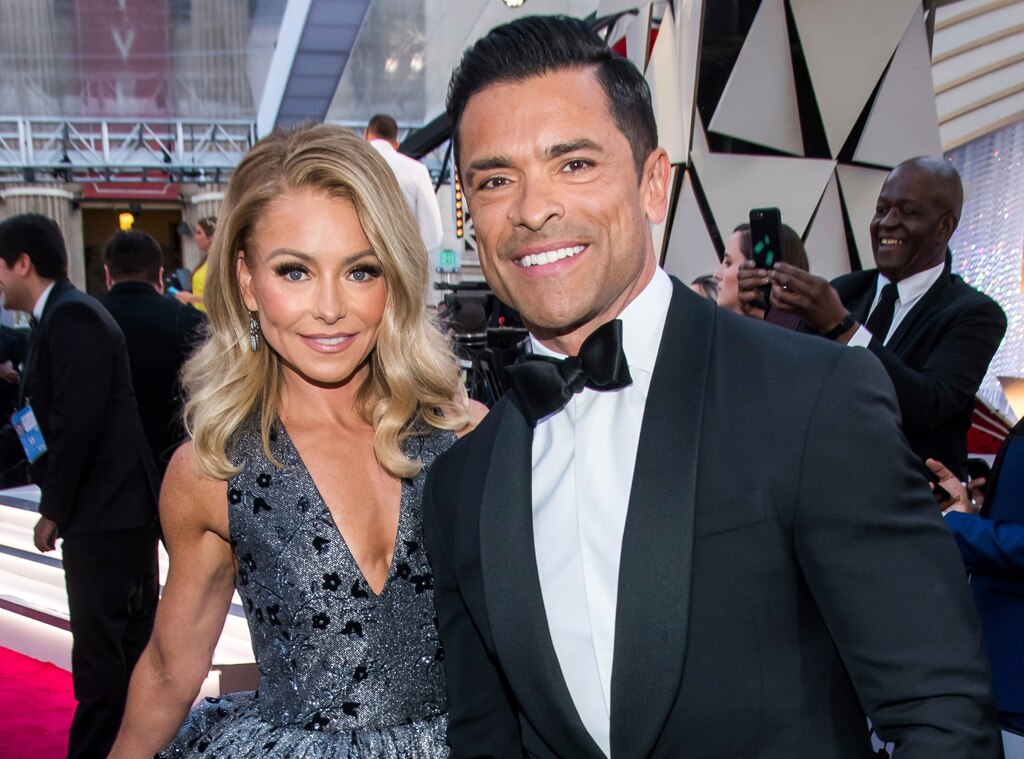 Kelly Ripa เผยปฏิกิริยาของ Mark Consuelos ต่อการเตะเข้าเป้า