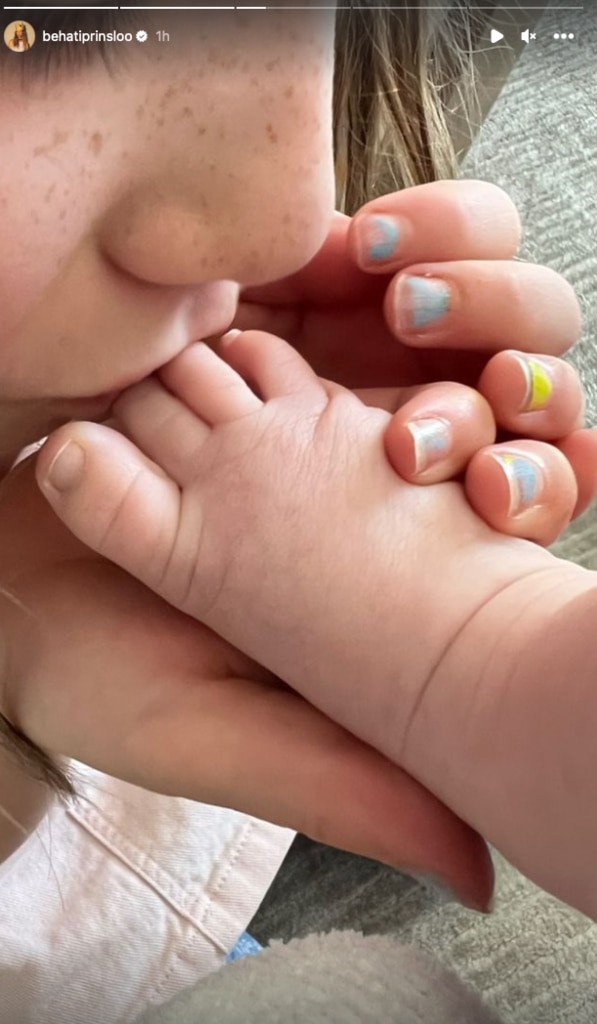 Behati Prinsloo conta como a família a ajuda a manter os pés no chão