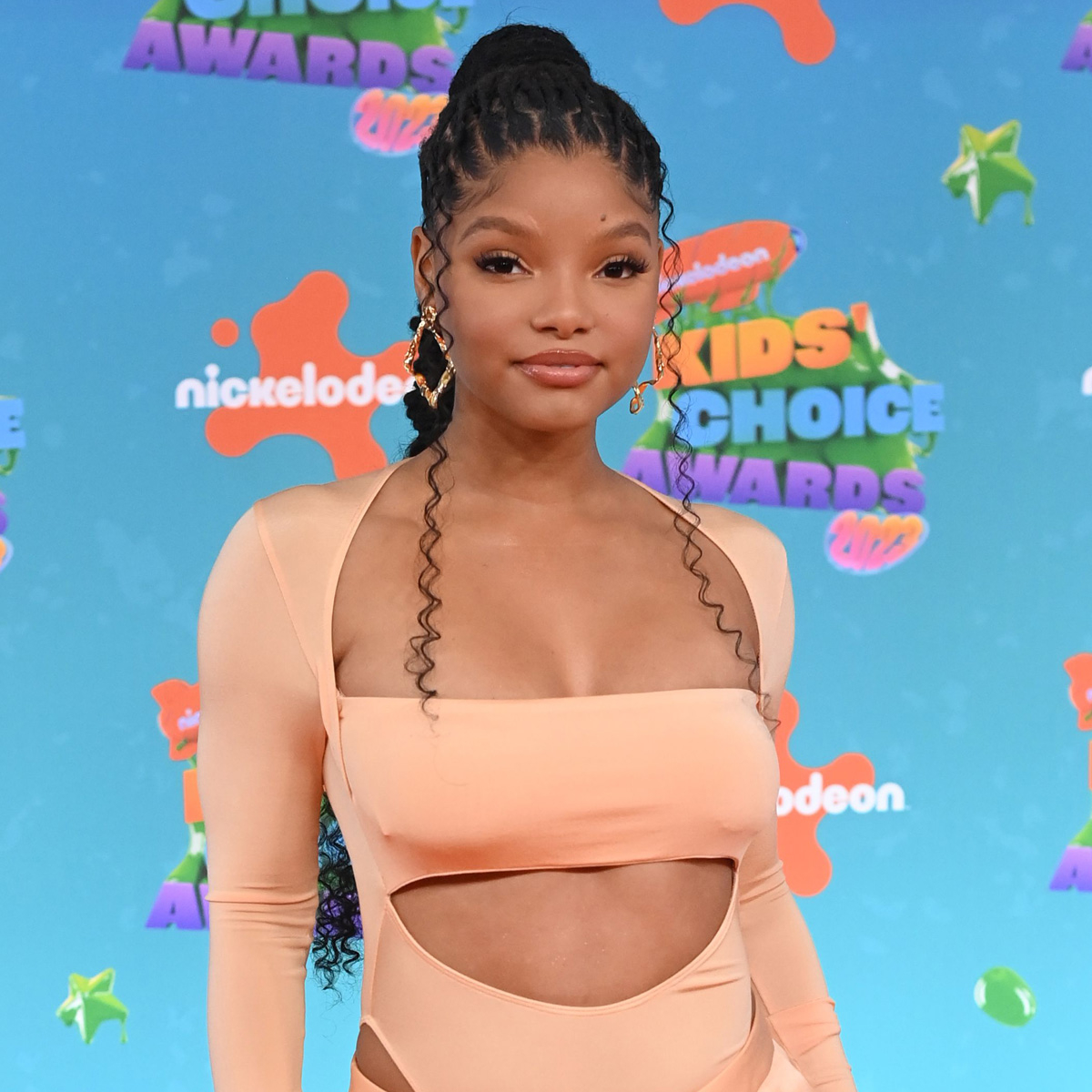 Why Halle Bailey “Sobbed” While Watching Herself in The Little Mermaid – E! Online