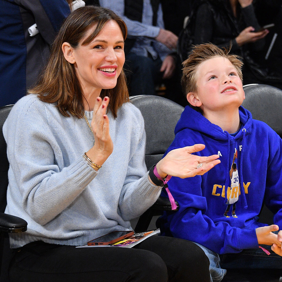 Jennifer Garner and Son Samuel Affleck Have a Slam Dunk Night Out at Lakers Game – E! Online