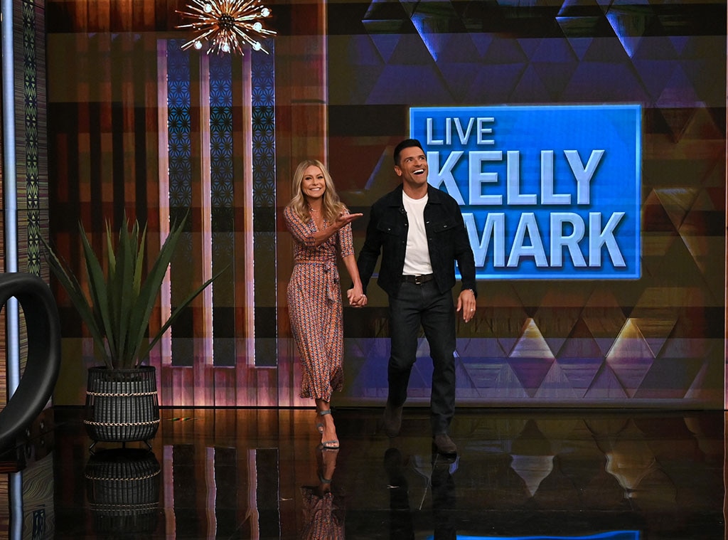 Kelly Ripa เผยปฏิกิริยาของ Mark Consuelos ต่อการเตะเข้าเป้า