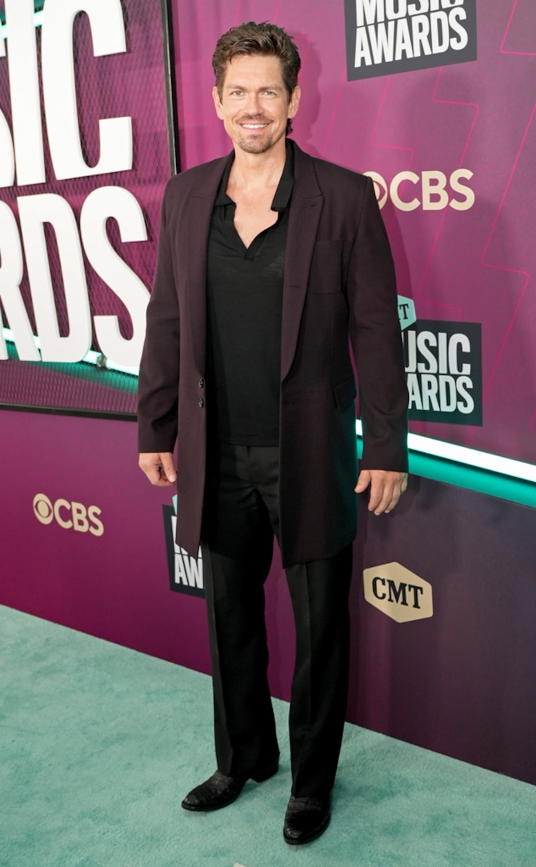 Steve Howey, 2023 CMT Music Awards, Red Carpet Fashion