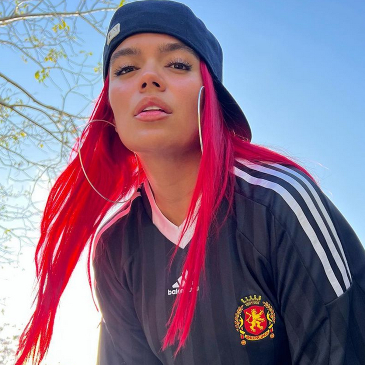 Karol G acusa revista de usar Photoshop em seu rosto e corpo - USA NEWS