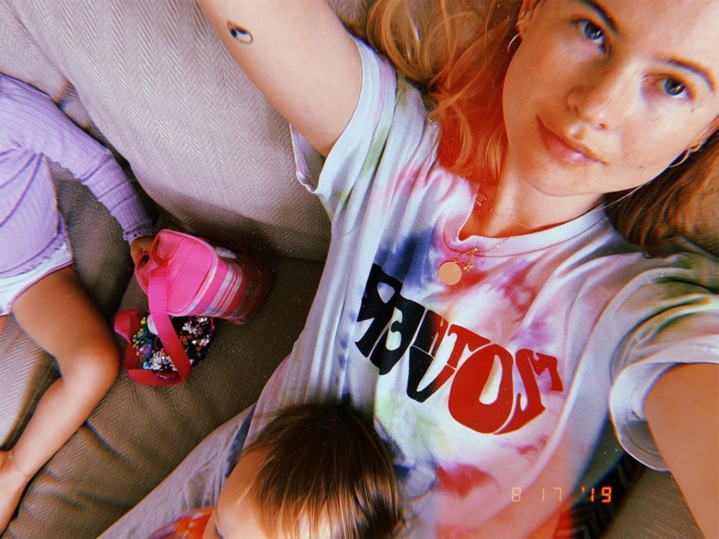 Behati Prinsloo comparte cómo la familia la ayuda a mantenerse firme