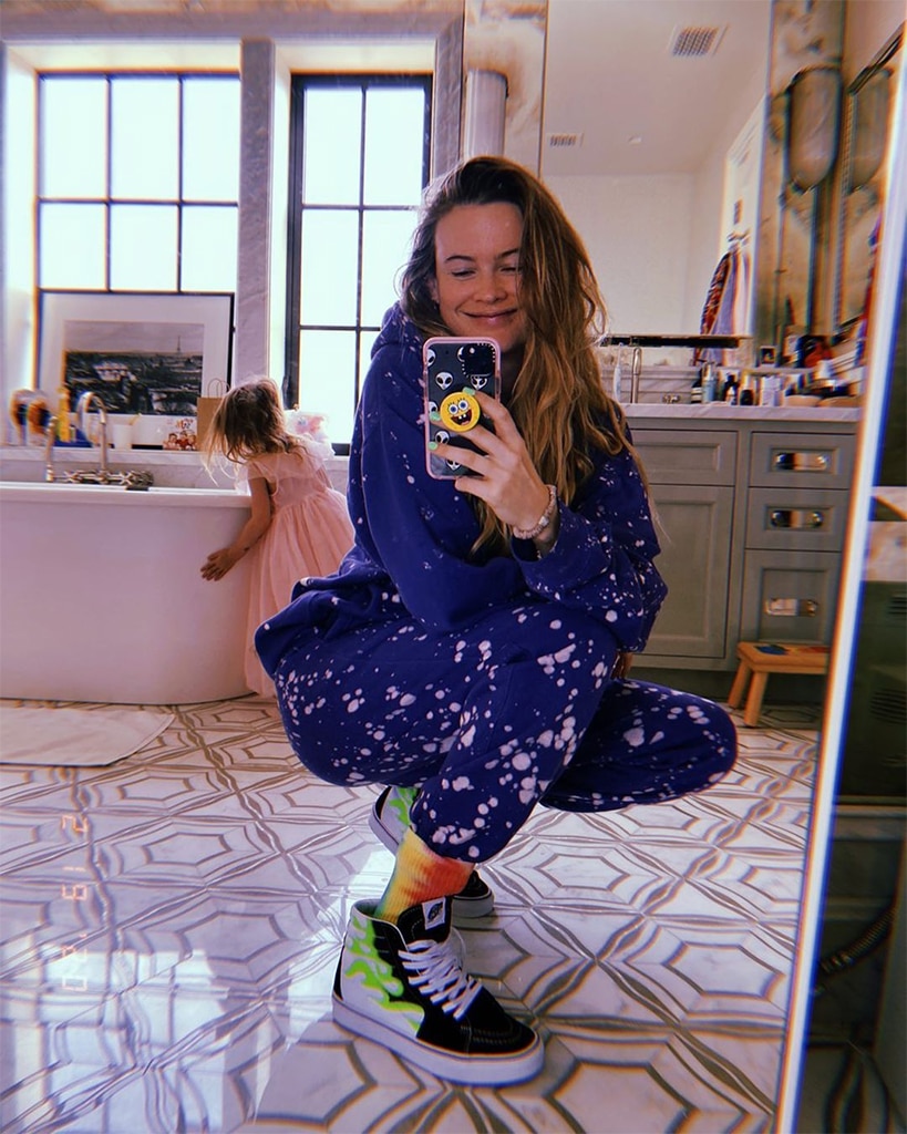 Behati Prinsloo conta como a família a ajuda a manter os pés no chão