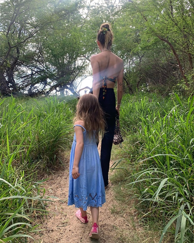 Behati Prinsloo conta como a família a ajuda a manter os pés no chão