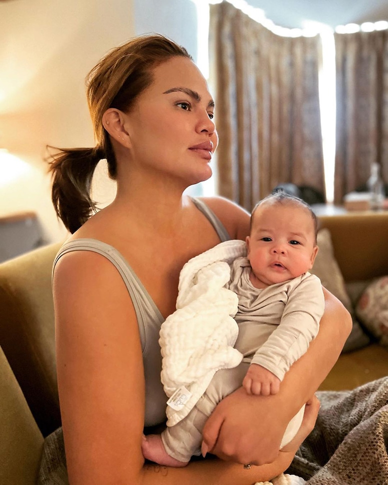 Chrissy Teigen, Esti, London, Vacation, Instagram