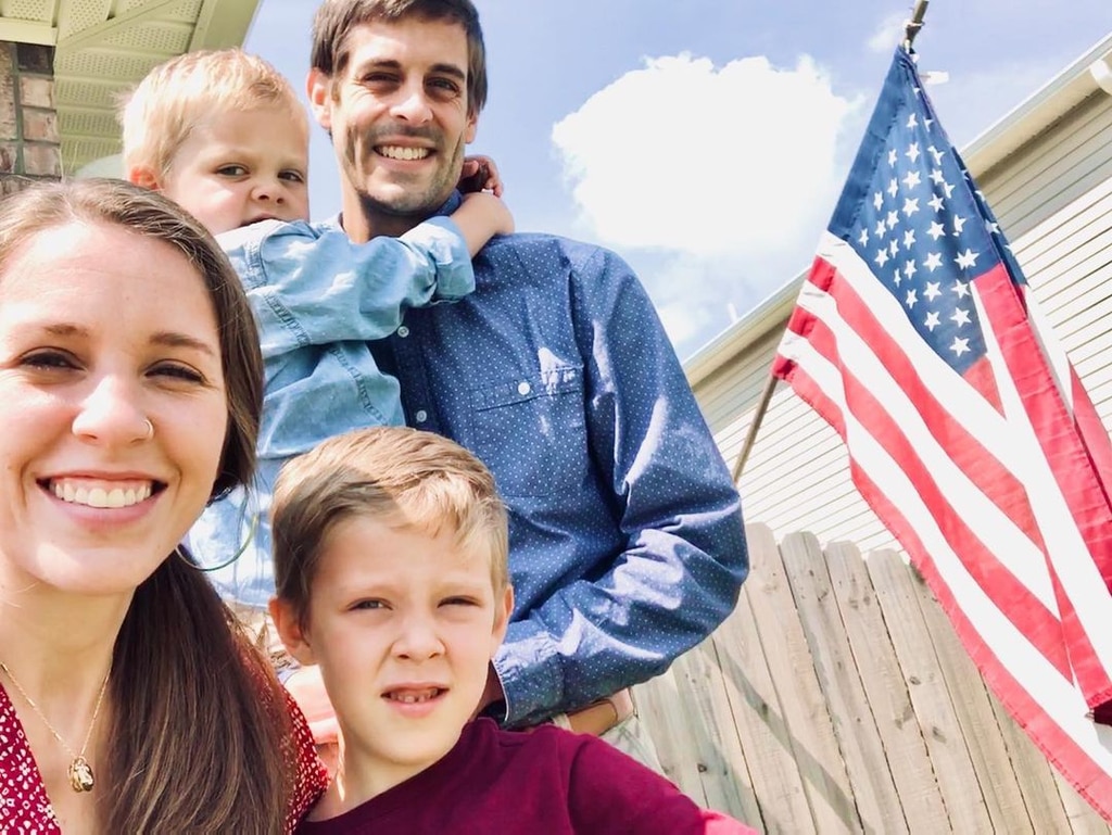 Gdzie Jill Duggar stoi z rodzicami Michelle i Jimem Bobem Duggarami