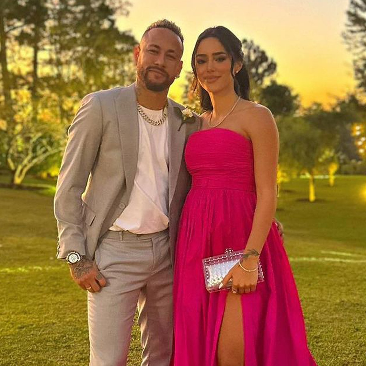 Soccer Star Neymar Apologizes to Pregnant Girlfriend for "Mistakes"
