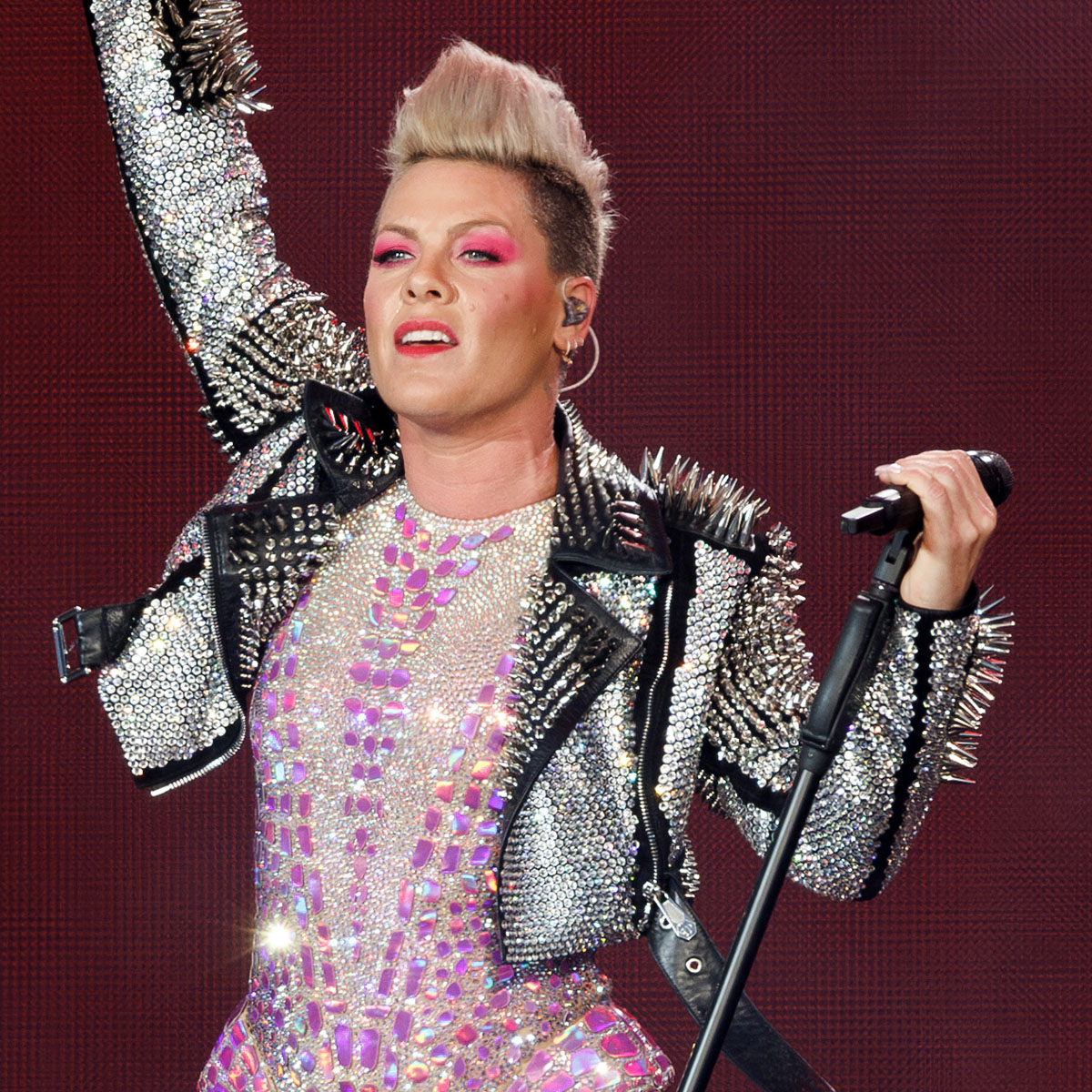 Pink Absolutely Stunned After Fan Throws Mom’s Ashes At Her During Performance