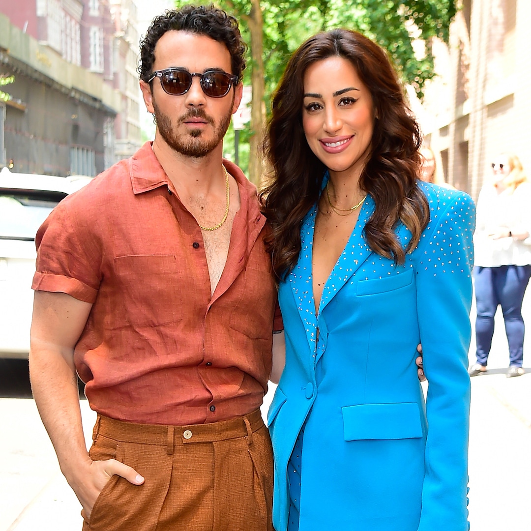 Kevin Jonas Proves He’s Still a Sucker for Wife Danielle Jonas in Sweet Anniversary Tribute – E! Online Kevin Jonas Proves He’s Still a Sucker for Wife Danielle Jonas in Sweet Anniversary Tribute – E! Online