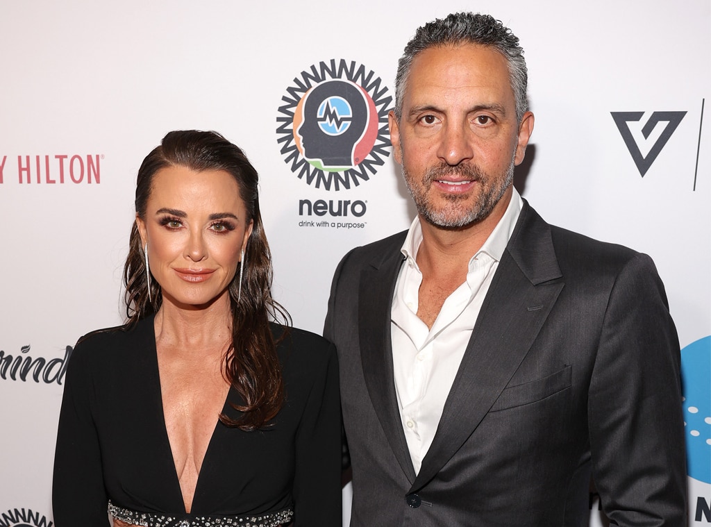 Mauricio Umansky พบว่ามีการจูบผู้หญิงคนใหม่ท่ามกลางการแยกทางของ Kyle Richards