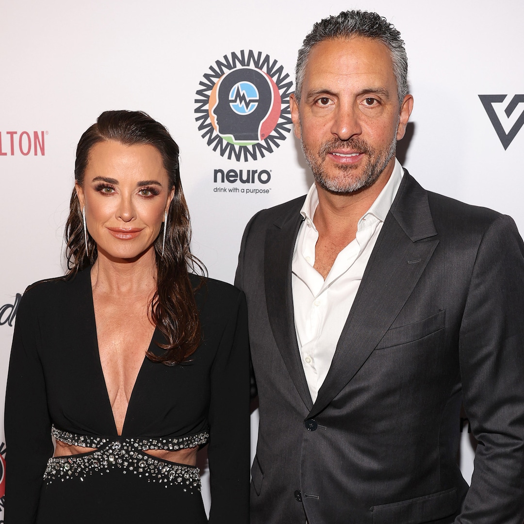 RHOBH’s Kyle Richards Seemingly Reacts to Mauricio Umansky Kissing New Woman – E! Online RHOBH’s Kyle Richards Seemingly Reacts to Mauricio Umansky Kissing New Woman – E! Online