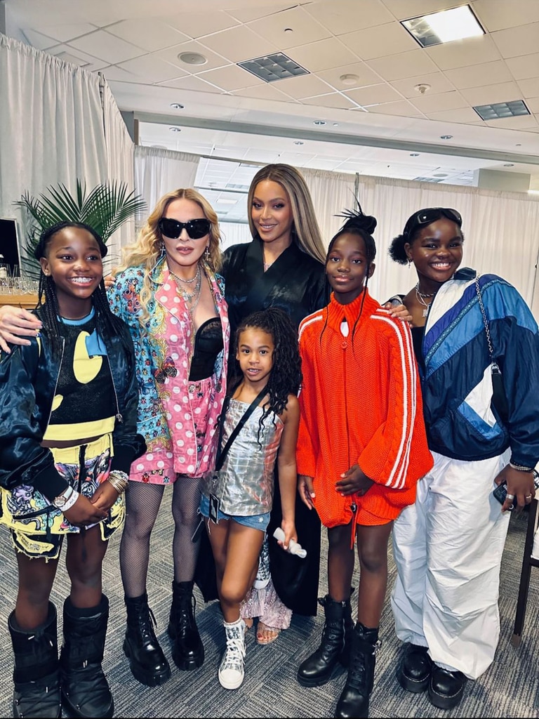 Tina Knowles แม่ของ Beyoncé ให้รายละเอียดที่หายากเกี่ยวกับ Twins Rumi และ Sir