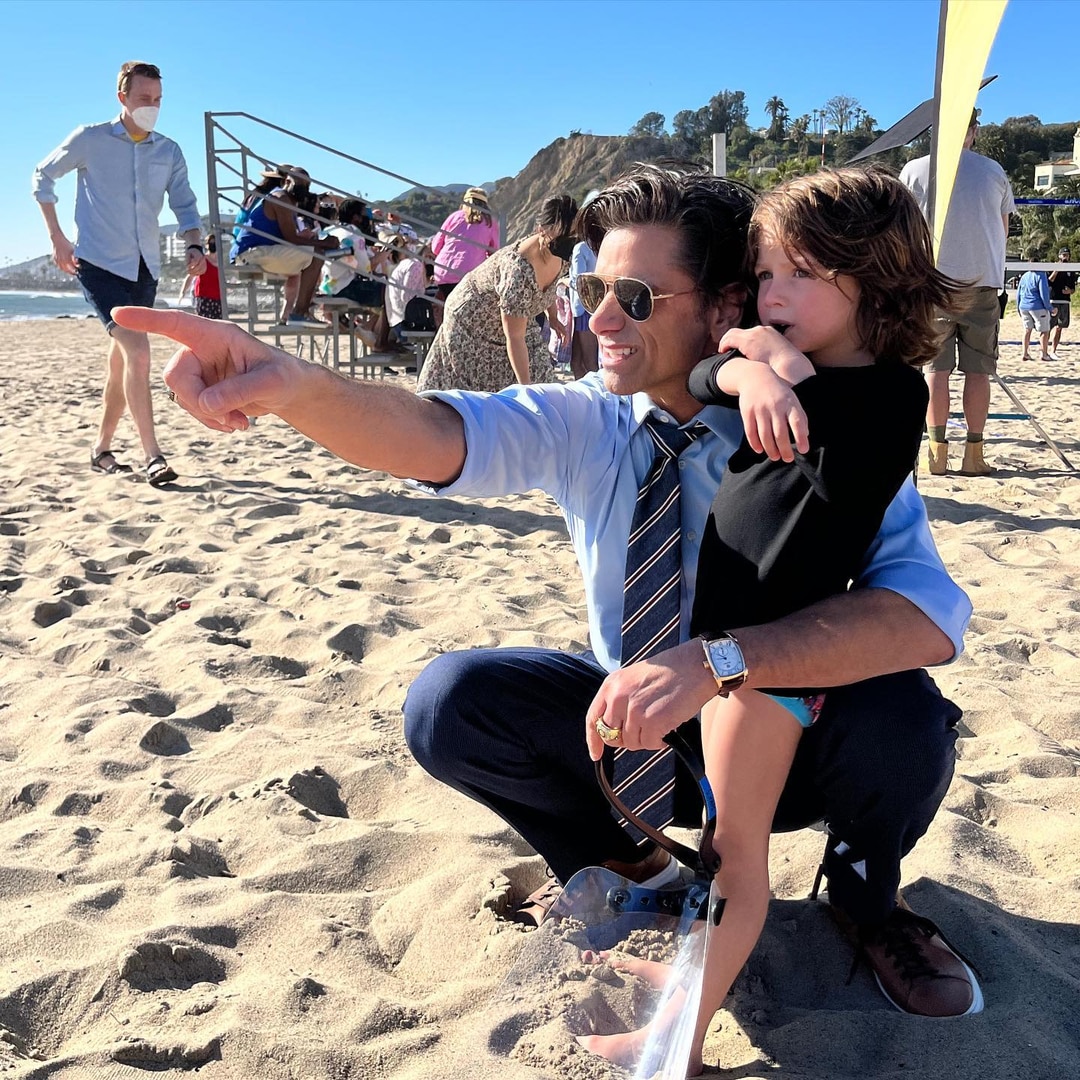 ขอความเมตตาและดูภาพน่ารัก ๆ เหล่านี้ของ John Stamos และ Billy ลูกชายของเขา