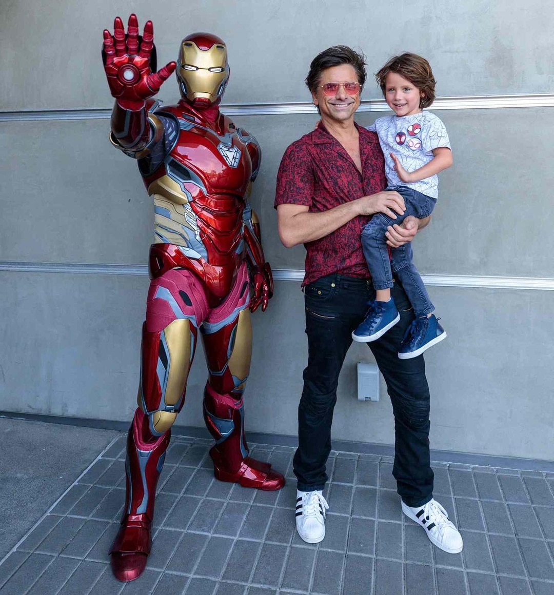 ขอความเมตตาและดูภาพน่ารัก ๆ เหล่านี้ของ John Stamos และ Billy ลูกชายของเขา