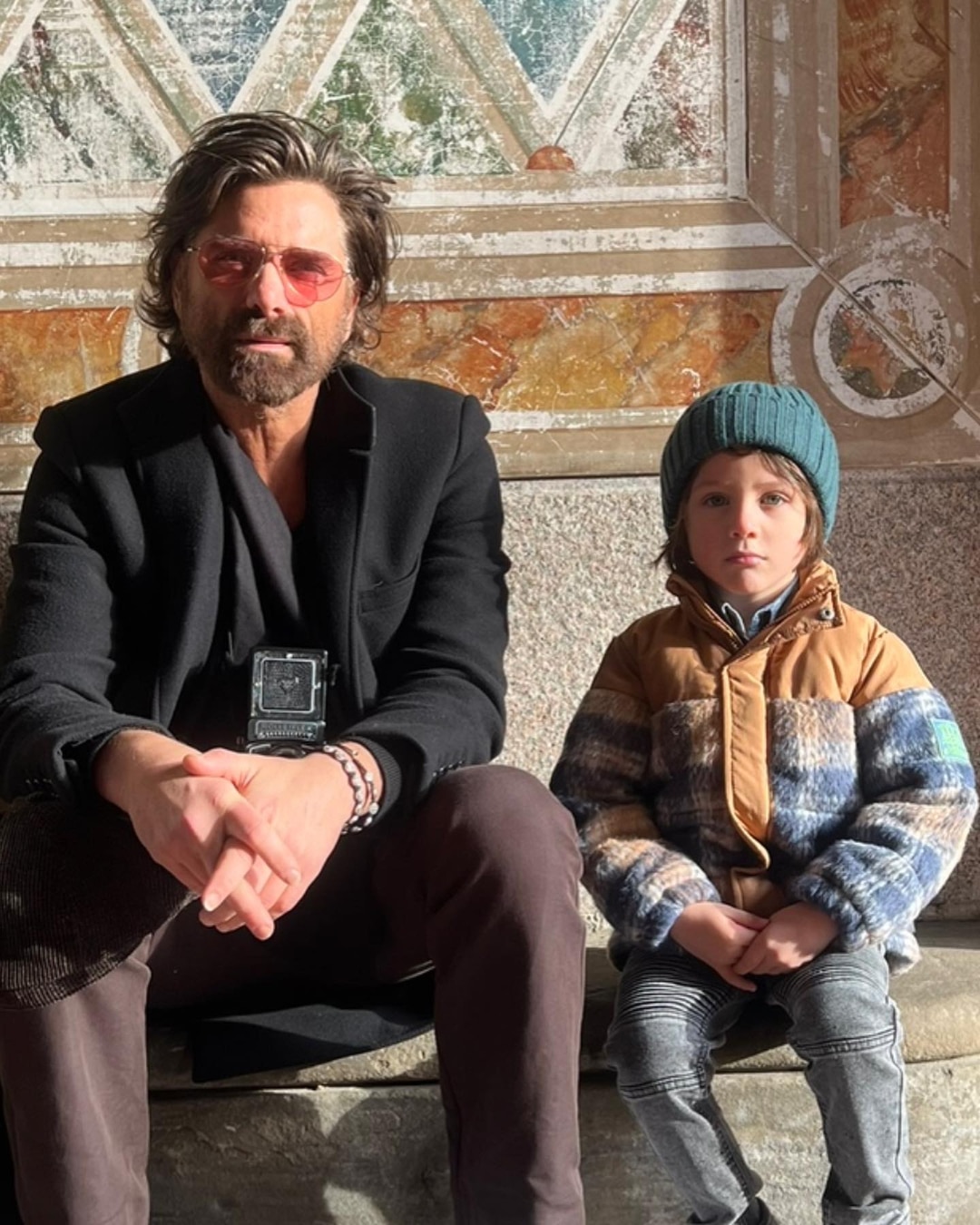 John Stamos, Son Billy'nin Terapiye Yol Açan "Travmatik" Yeni Dönüm Noktasıyla Şaka Yapıyor