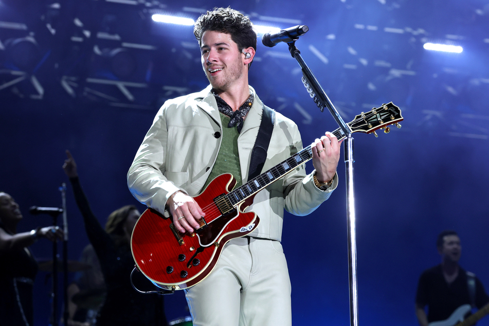 Nick Jonas Pauses For Moment and Walks Away After Bra Gets Thrown at Him  Onstage During NYC Gig (Watch Video)