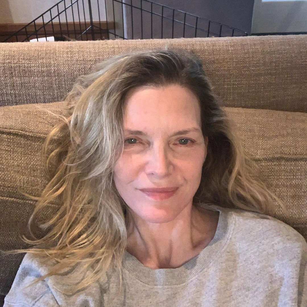 Sofia Vergara looks unrecognisable and years younger in nude, make-up free  bed selfie