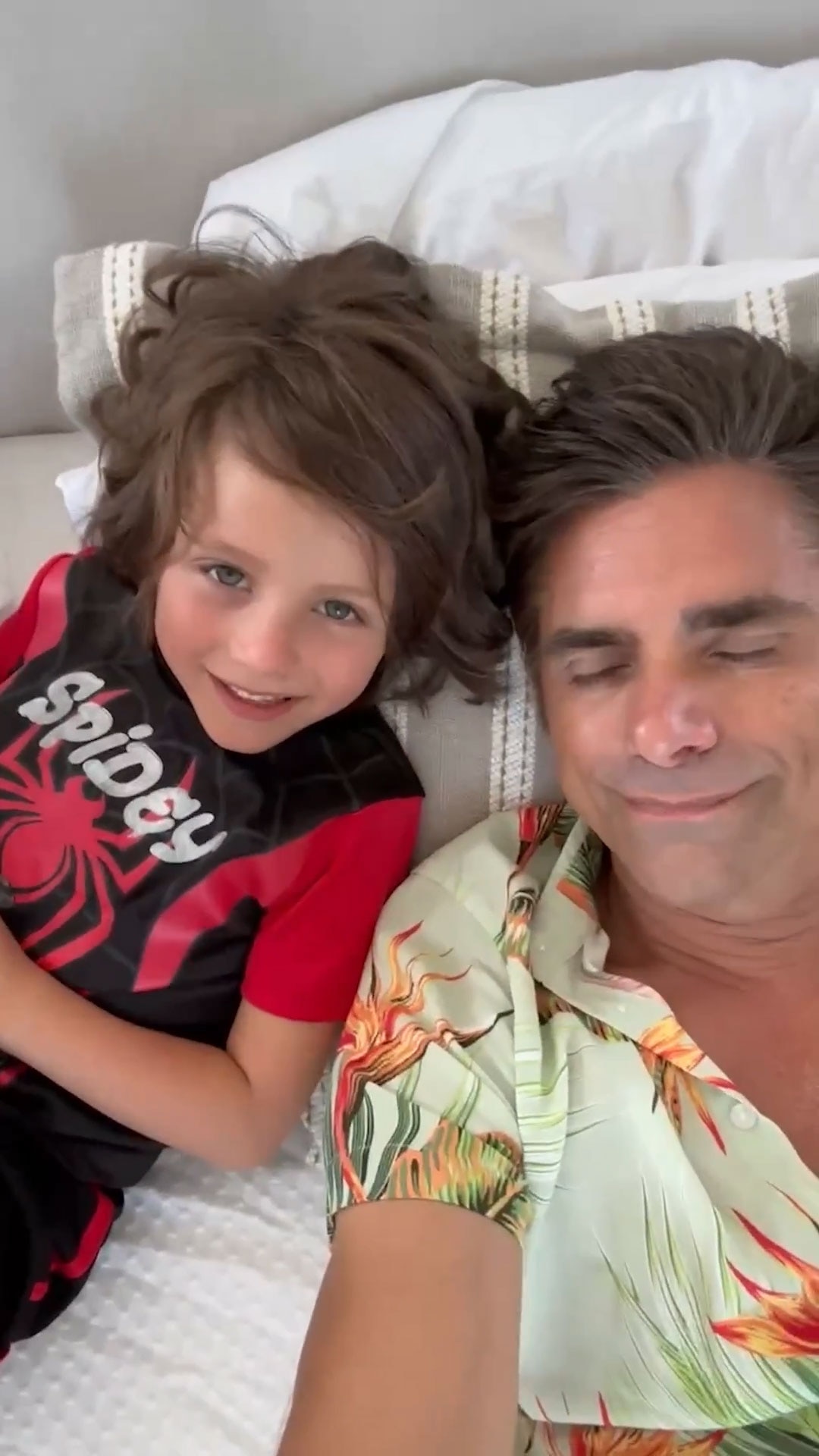 John Stamos bromea sobre el nuevo hito "traumático" de su hijo Billy que condujo a la terapia