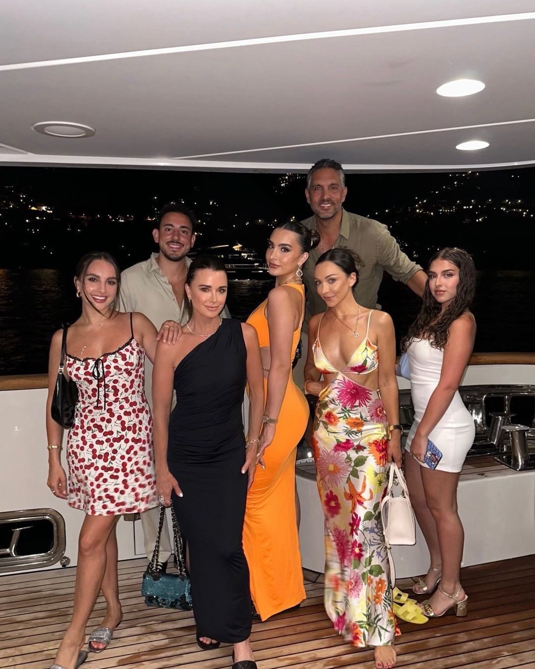 Mauricio Umansky พบว่ามีการจูบผู้หญิงคนใหม่ท่ามกลางการแยกทางของ Kyle Richards