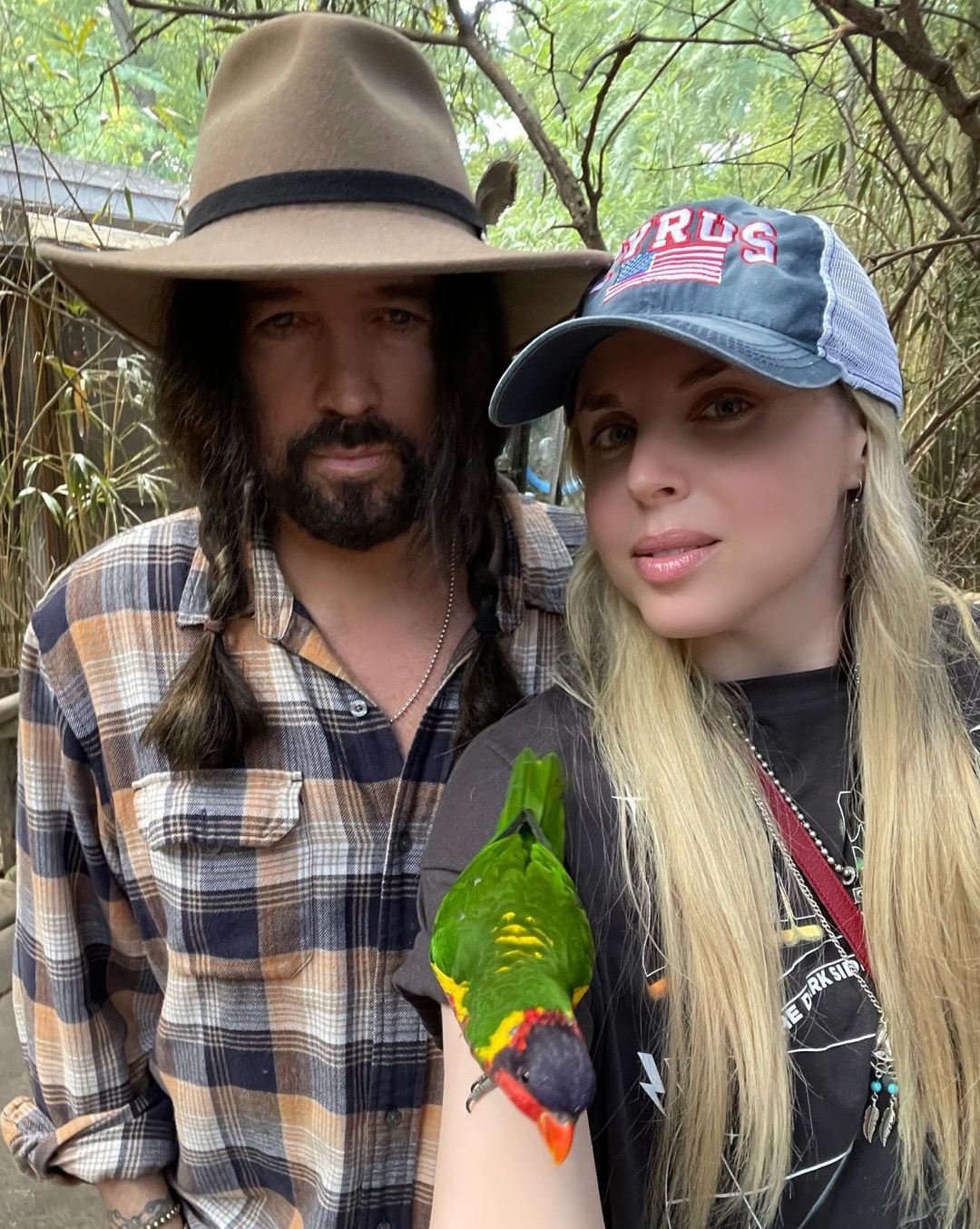 El ex Firerose de Billy Ray Cyrus le diría a su yo más joven que "huyera" de él