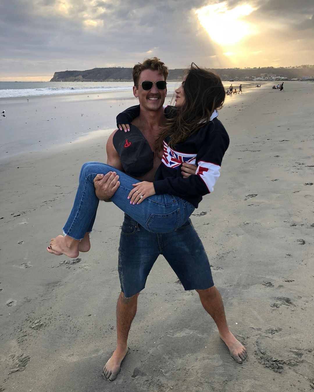 Como Keleigh Sperry comemora 32º aniversário com o marido Miles Teller