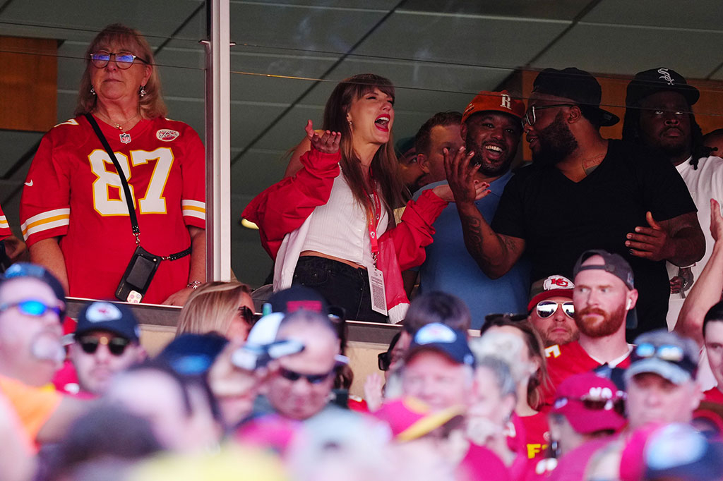 Taylor Swift Cheers on Travis Kelce at Kansas City Chiefs Game