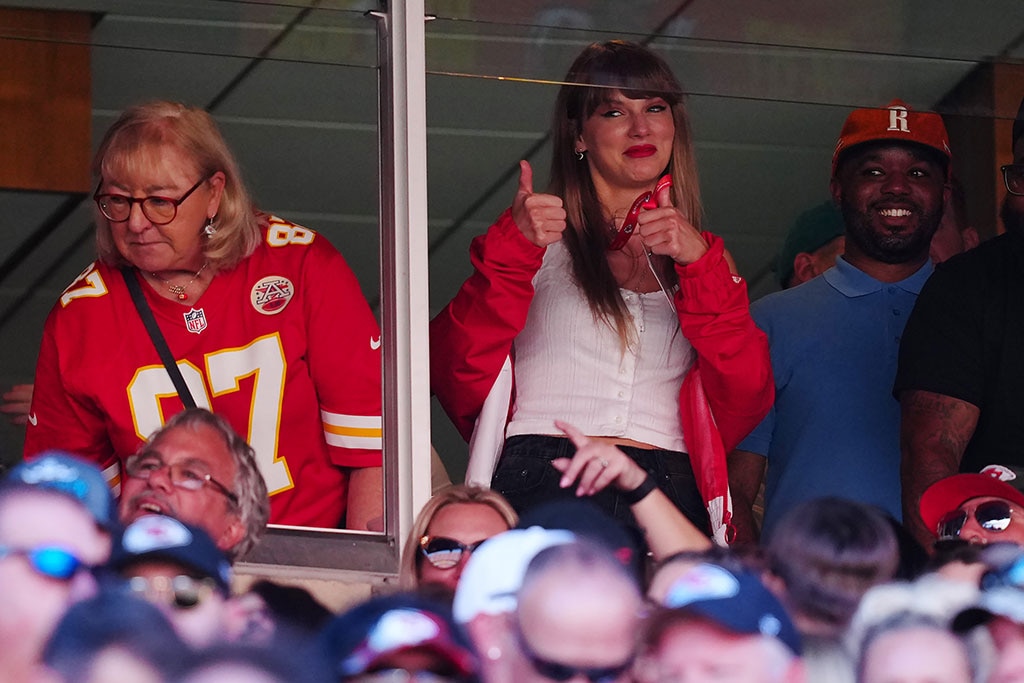 Donna Kelce กอด Andrea Swift คุณแม่ของ Taylor Swift