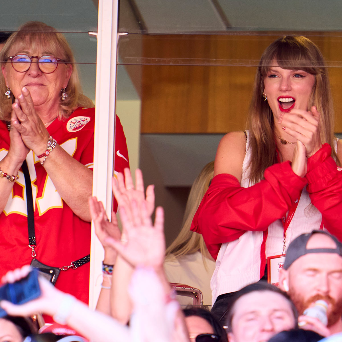 Photos from Taylor Swift Cheers on Travis Kelce at Kansas City Chiefs game - E! Online - CA