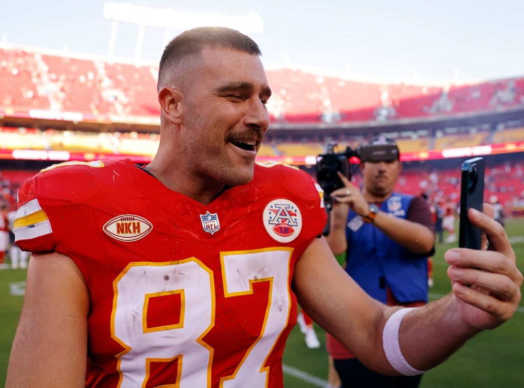 ลุคแคมป์ฝึกซ้อมของ Travis Kelce เป็นการยกย่องความโรแมนติคของ Taylor Swift