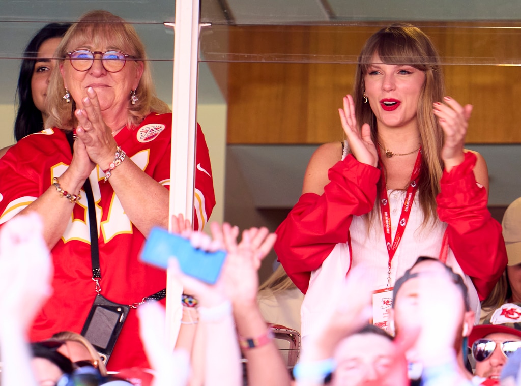 ลุคแคมป์ฝึกซ้อมของ Travis Kelce เป็นการยกย่องความโรแมนติคของ Taylor Swift