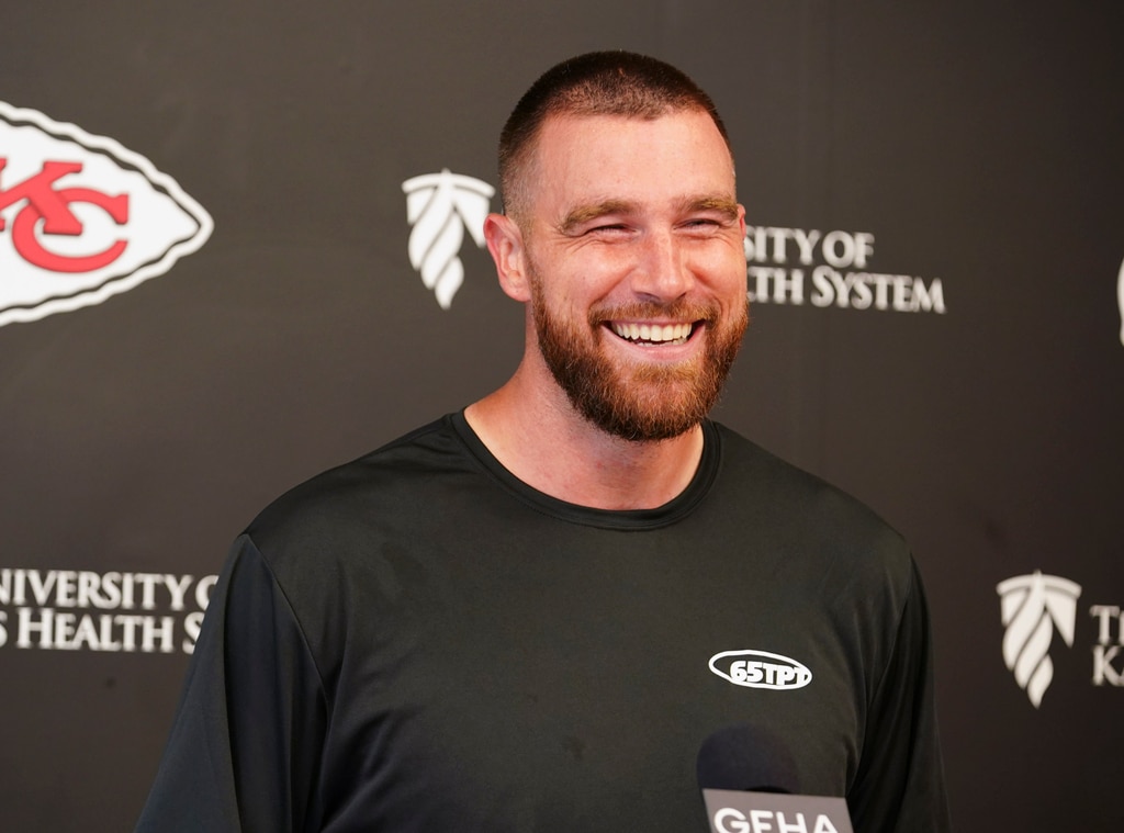 Taylor Swift, Travis Kelce'nin Chiefs'le Oynadığı NFL Maçına Şık Bir Şekilde Geldi