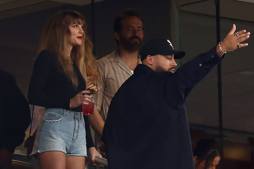 Best Photos of Travis Kelce Playing in Second NFL Game with Taylor Swift  Watching from Crowd: Photo 4974031, Football, nfl, Sports, Travis Kelce  Photos