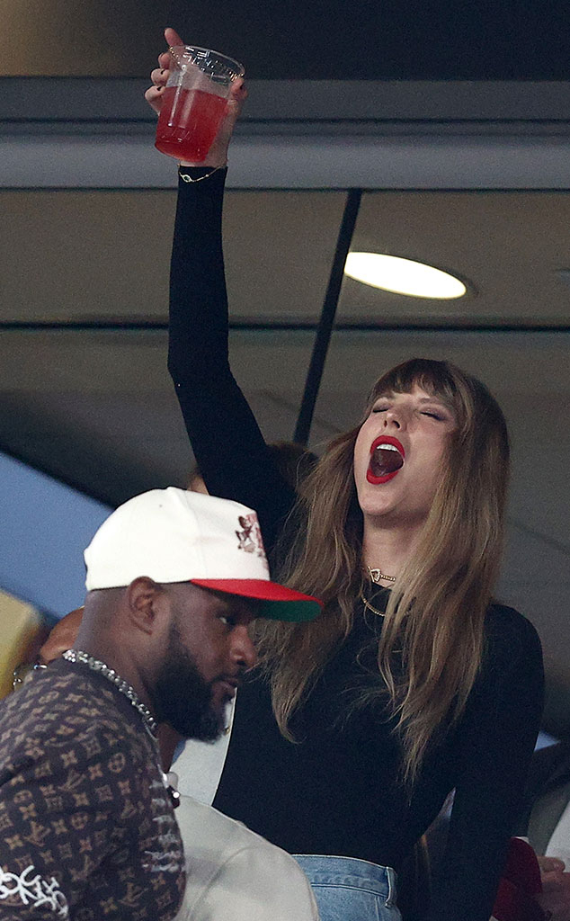 Best Photos of Travis Kelce Playing in Second NFL Game with Taylor Swift  Watching from Crowd: Photo 4974031, Football, nfl, Sports, Travis Kelce  Photos