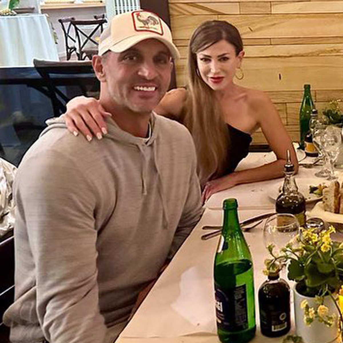 Kyle Richards aparentemente reage ao beijo de Mauricio Umansky em nova mulher